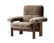 Křeslo Brasilia Lounge Chair, Sheepskin sahara/dark stained oak